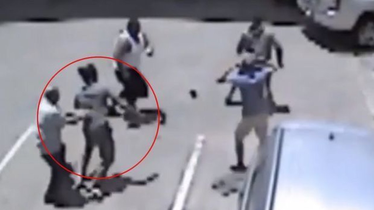 Ein ehemaliger MMA-Champion rettet an einer Tankstelle einen Mann und schaltet drei Räuber aus