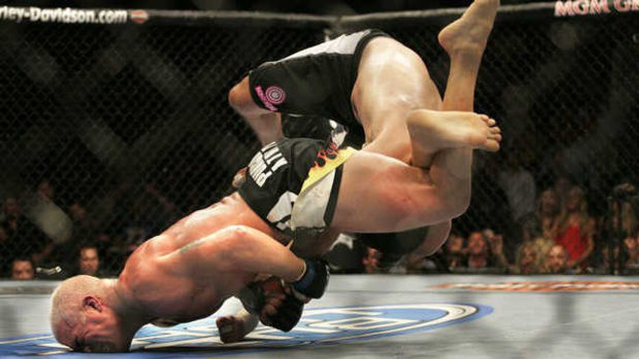 MMA: Eine außergewöhnliche Dominanz dank eines Armhebels in der Luft
