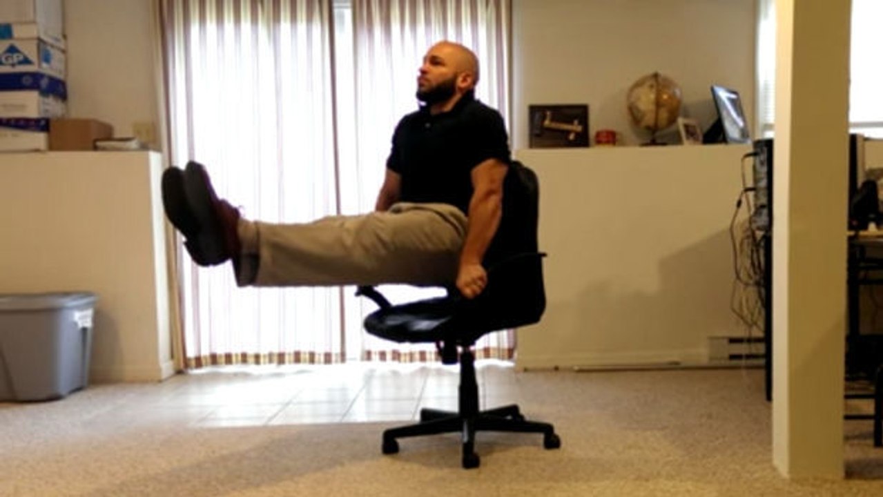 Krafttraining mit einem Bürostuhl