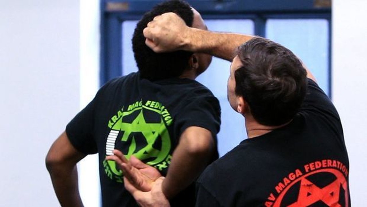 Selbstverteidigung: Lernt, wie man einen effektiven Armhebel ausführt