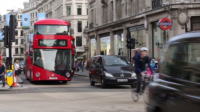 Doppeldecker als Wohnparadies: Dieses Paar verwandelt den Bus auf geniale Weise!