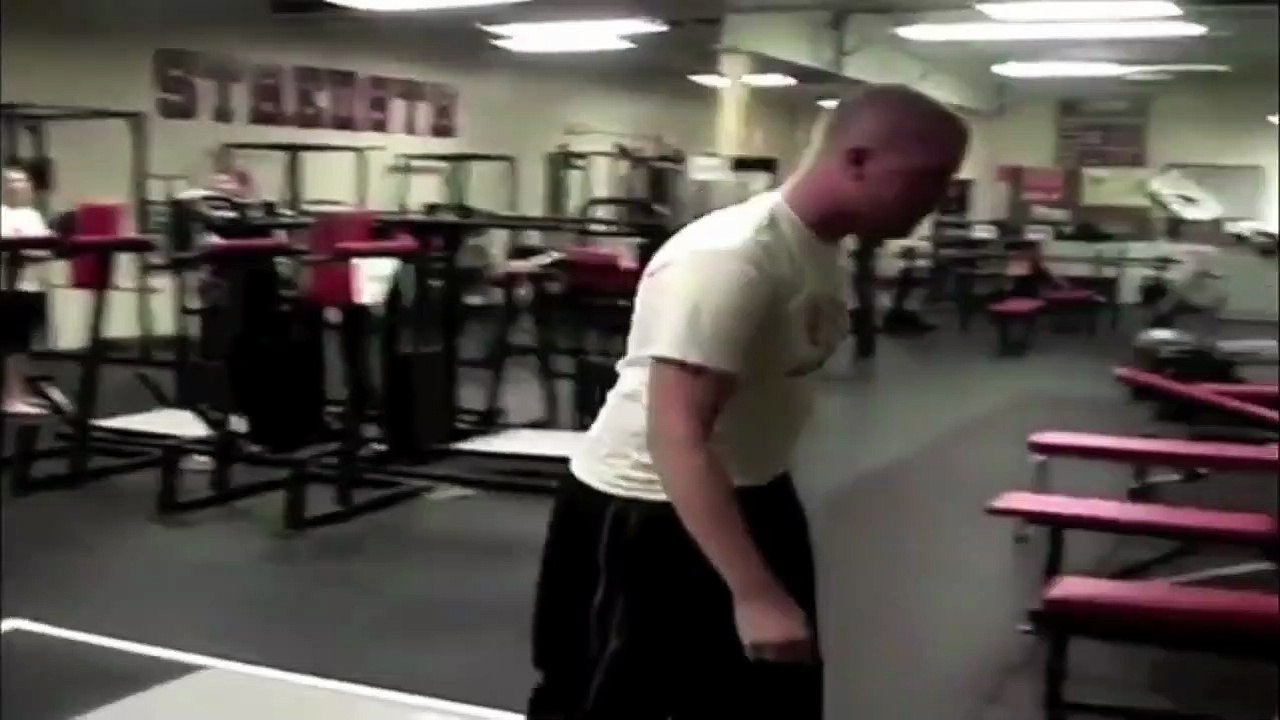 Fail: Er bricht zusammen, nachdem er seine Hanteln gestemmt hat