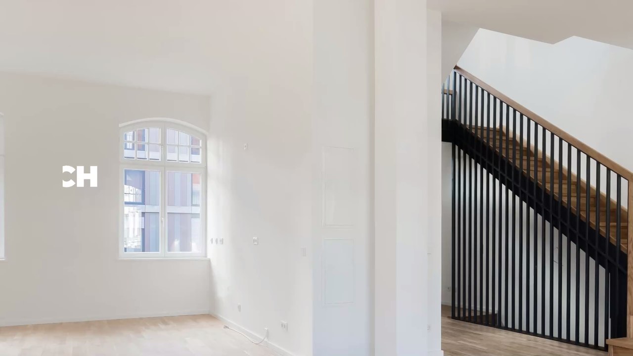 Frau entdeckt eine leerstehende Wohnung hinter ihrem Spiegel