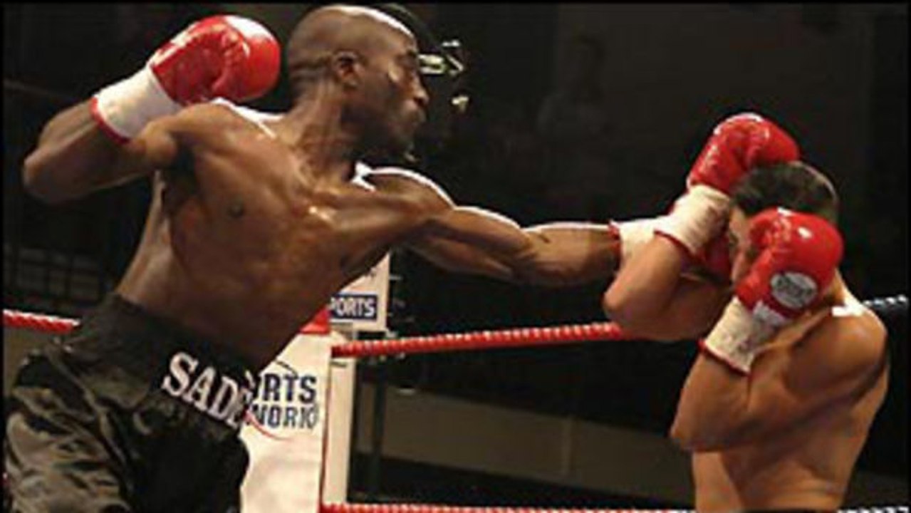 Boxen: Wayne Alexander schafft es fast, mit nur einem Schlag, den Kopf seines Gegners abzureißen.