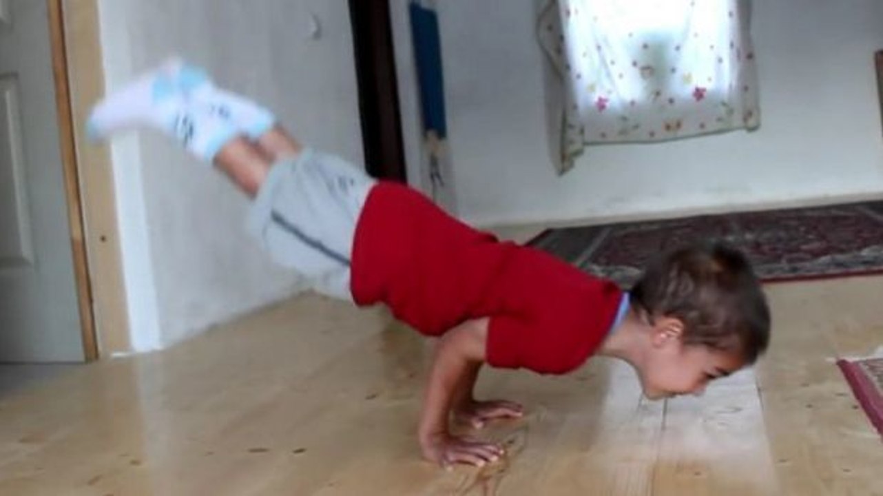 Das stärkste Kind der Welt: Mit fünf Jahren schafft es unendlich viele 90-Grad-Liegestützen