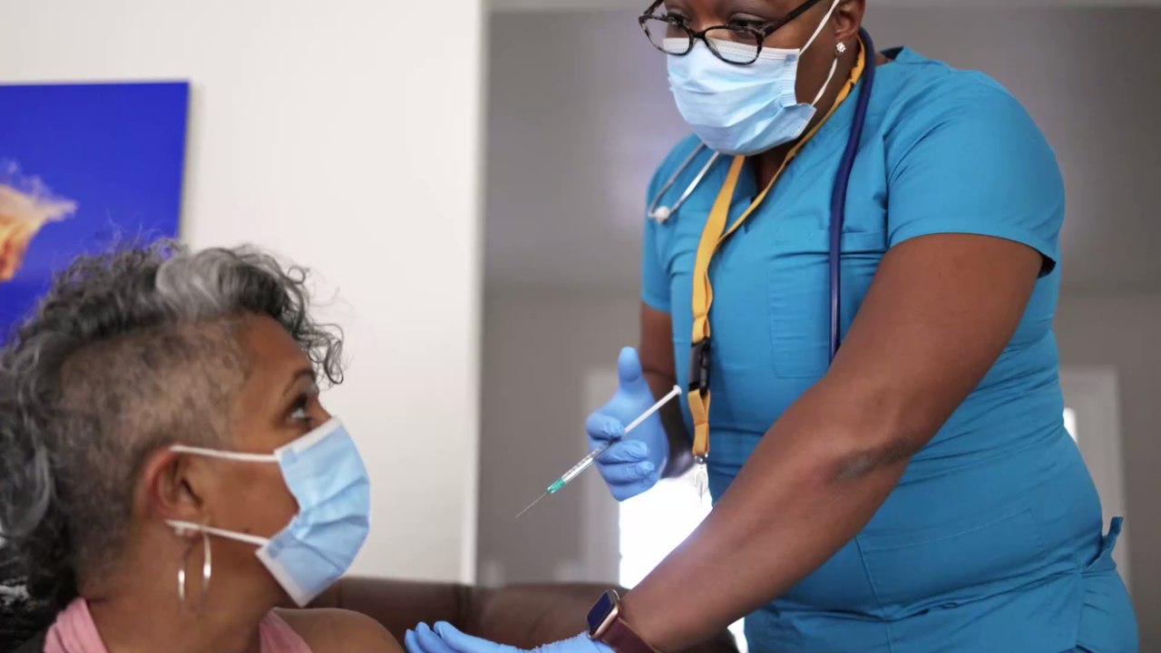 Nach Covid-Impfung: Frauen klagen über stärkere und unregelmäßige Periode