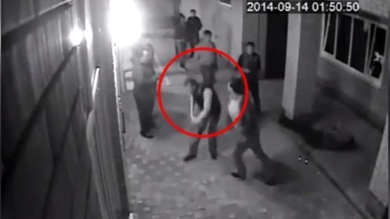 Dieser Boxer setzt zwei Männer in nur zwei Sekunden K.O., nachdem sie mit seiner Frau geflirtet haben