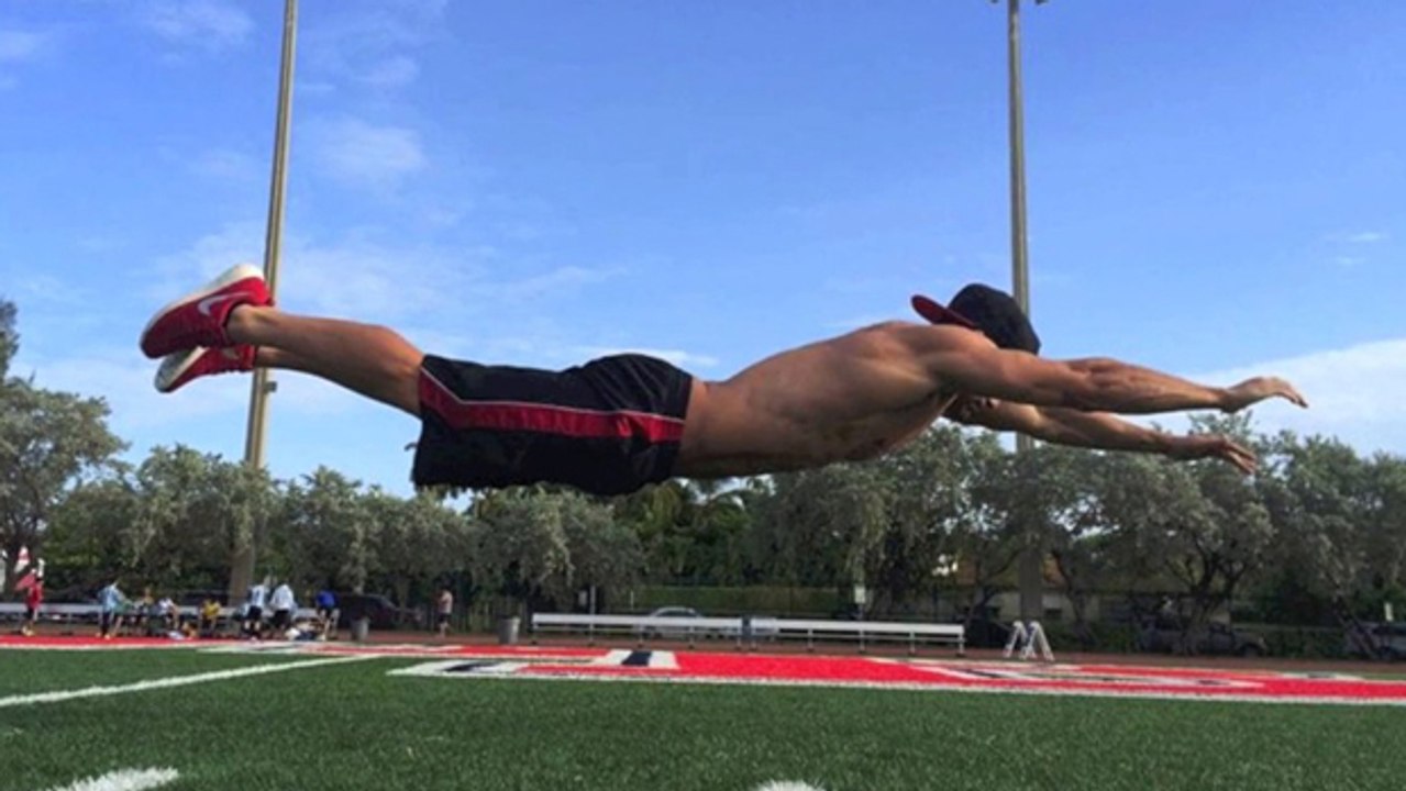 Akrobatische Liegestütze, die neue Herausforderung für die Fans des Krafttrainings.