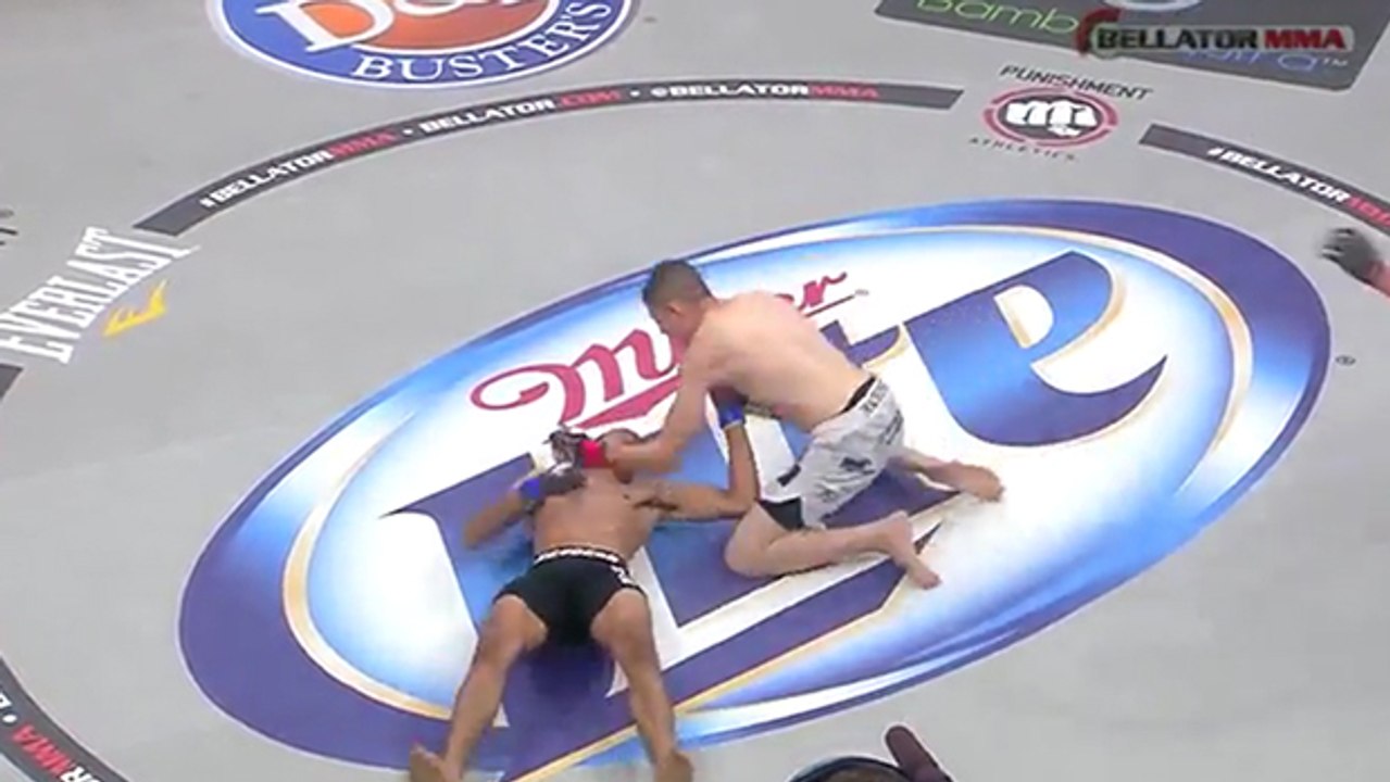 Mma: ein enormes ko gefolgt von extremst gewalttätigen schlägen am boden