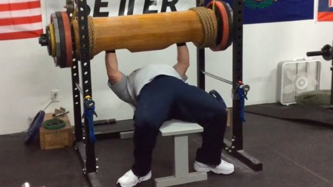 Bankdrücken: Er stemmt einen Holzstamm mit mehr als 210 kg