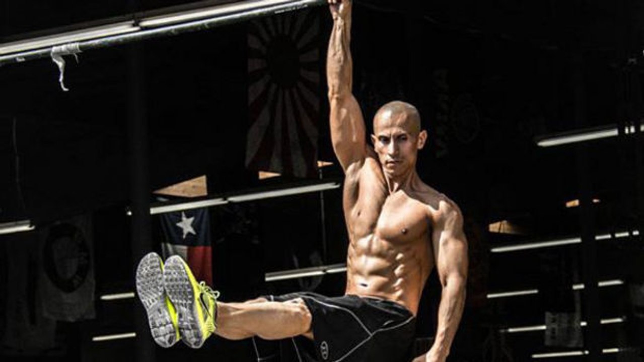 Street Workout: Frank Medranos atemberaubende Leistung an der Klimmzugstange
