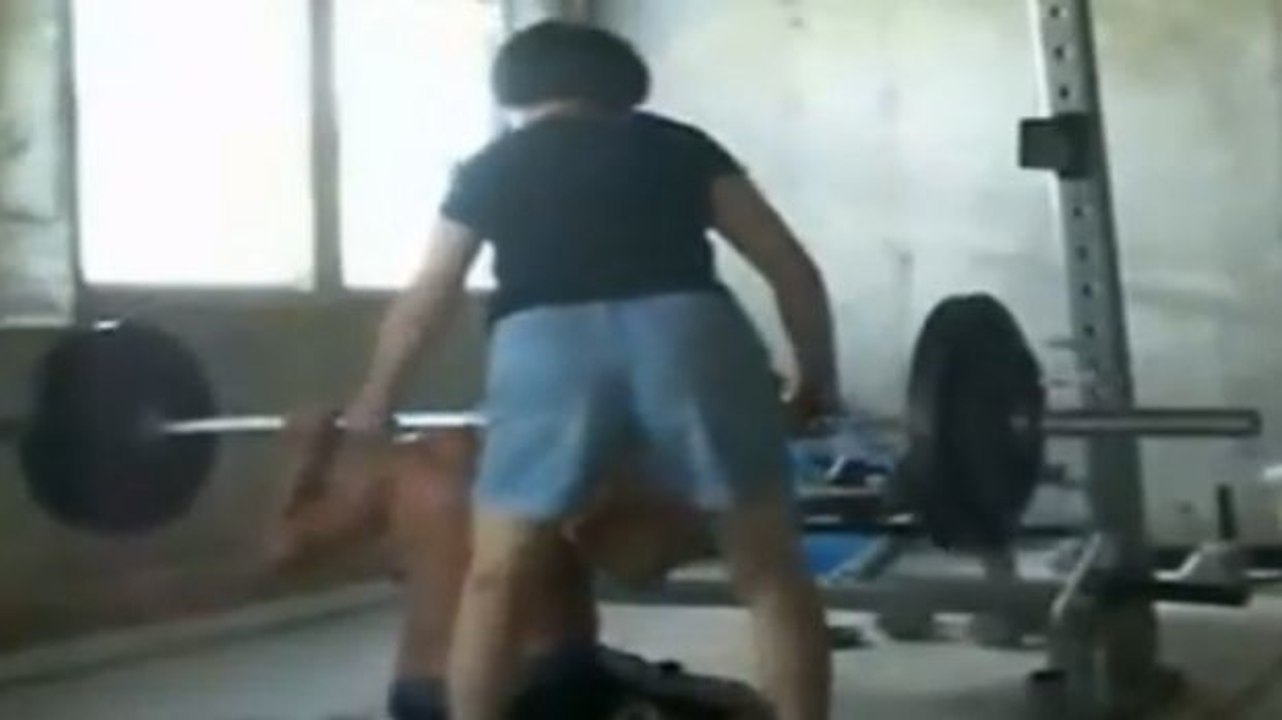 Fail: Er schafft es nicht, seine Gewichte zu stemmen und ruft seine Mutter zu Hilfe