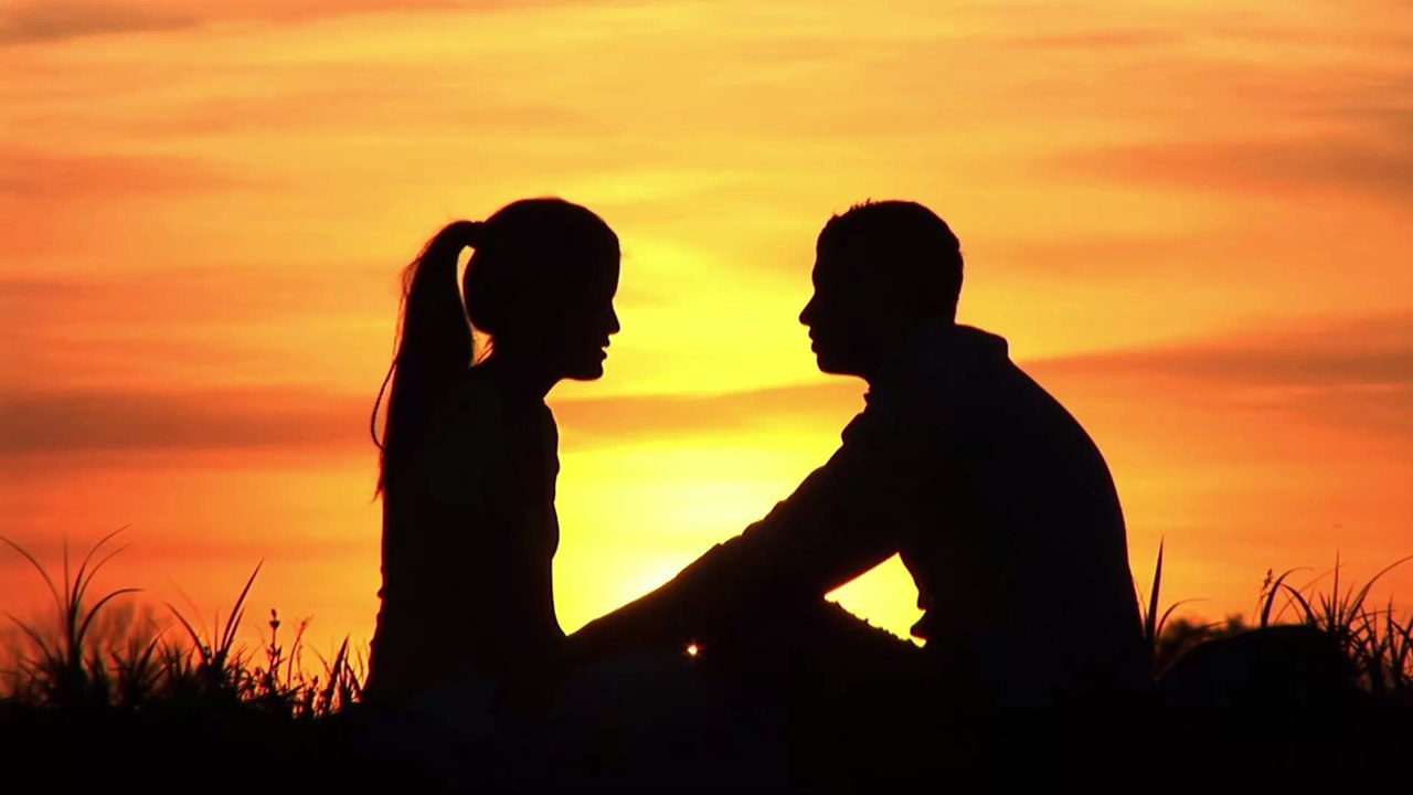 Wenn du ihm eine dieser 6 Nachrichten schickst, verliebt er sich in dich – sofort!