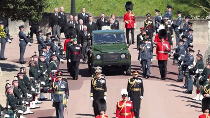 Tải video: Beerdigung von Prinz Philip: Das Verhalten von Kate Middleton und Prinz Harry ist verblüffend