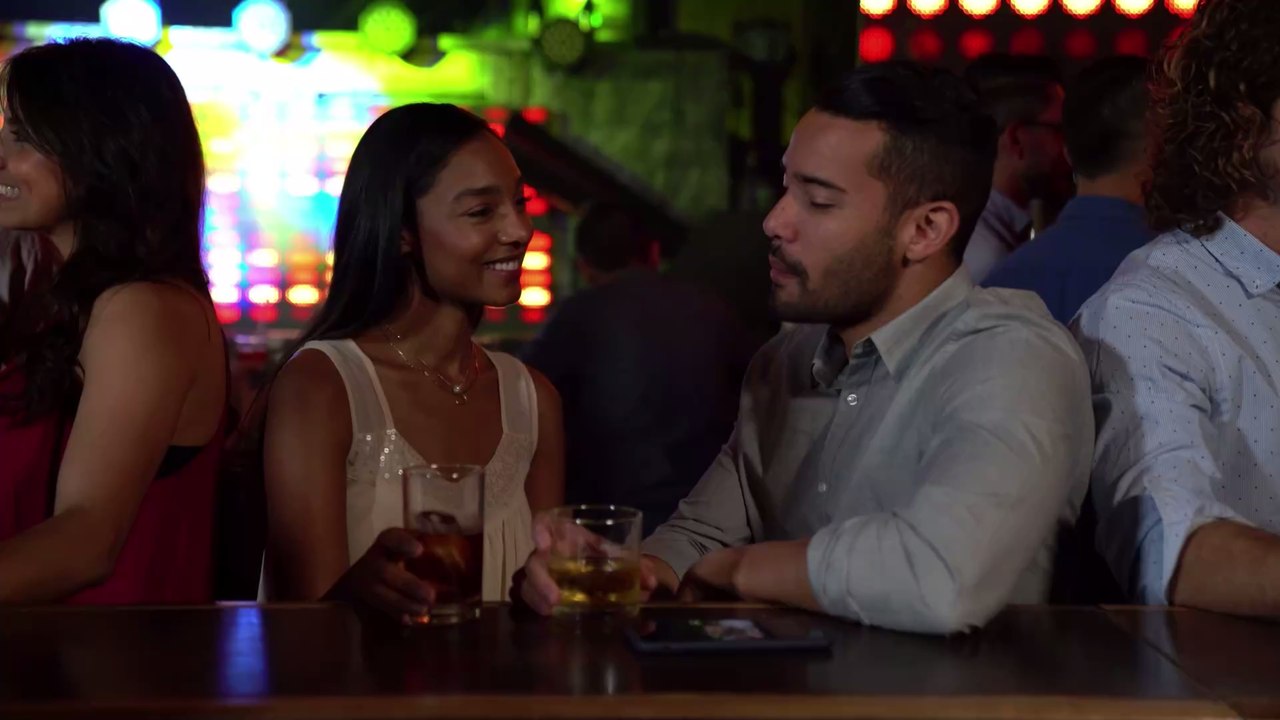 'Völlig zerstörtes Brautkleid': Braut leistet Tier im Hochzeitskleid Geburtshilfe