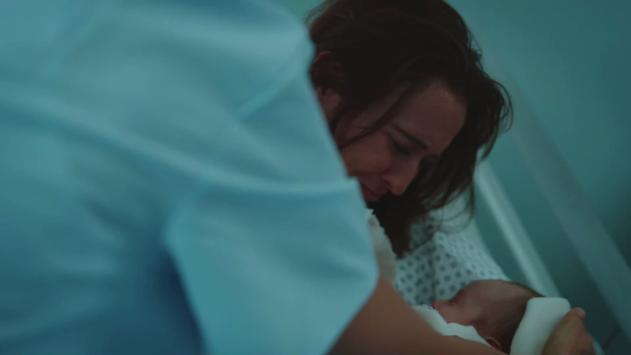 Schwangere bekommt ihr Baby, während sie schläft