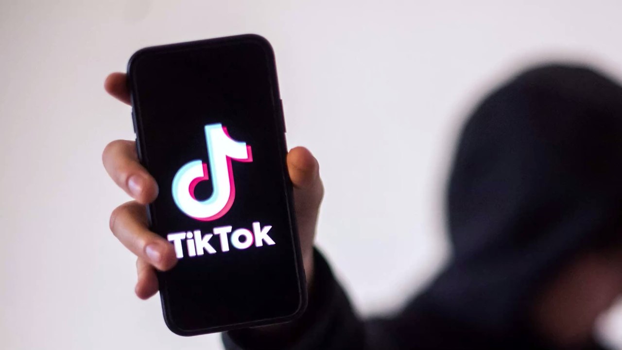 Frau klebt 7.700 Pennys auf den Fußboden, doch damit verliert sie ein Vermögen