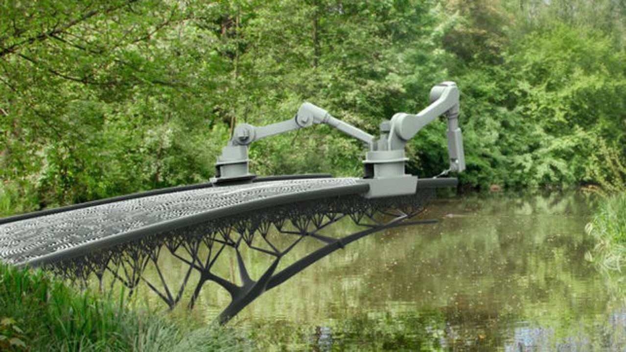 Ein Roboter soll eine Brücke aus Stahl über einen Kanal in Amsterdam bauen.