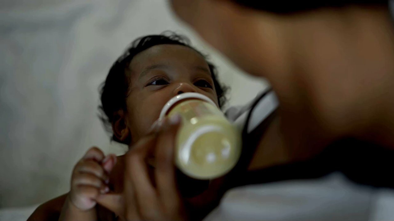 Aus Schlafmangel: Völlig übermüdete Eltern geben ihrem Baby Eiswürfel zu essen