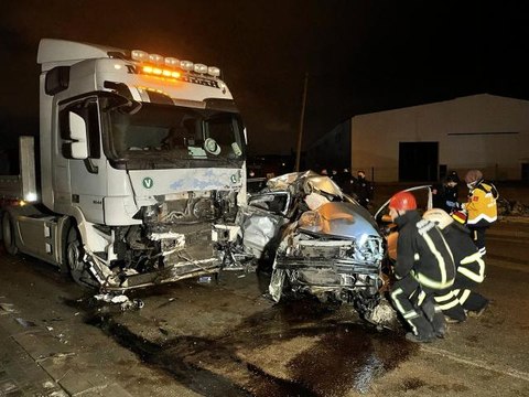Son dakika haber: Bursa'da tırla otomobil kafa kafaya çarpıştı: 1 ölü