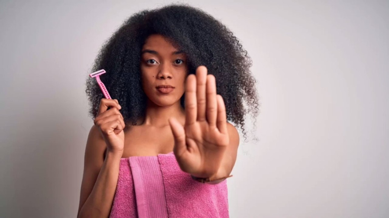 Kein Rasieren mehr: Studentin fühlt sich selbstbewusster, seit sie ihre Körperhaare natürlich sprießen lässt