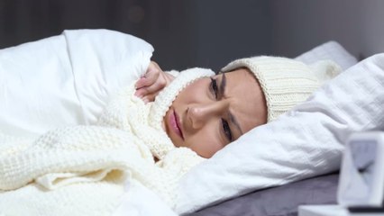 Mutter in Panik, als sie in der Baby-Überwachungskamera ein Gesicht anstarrt