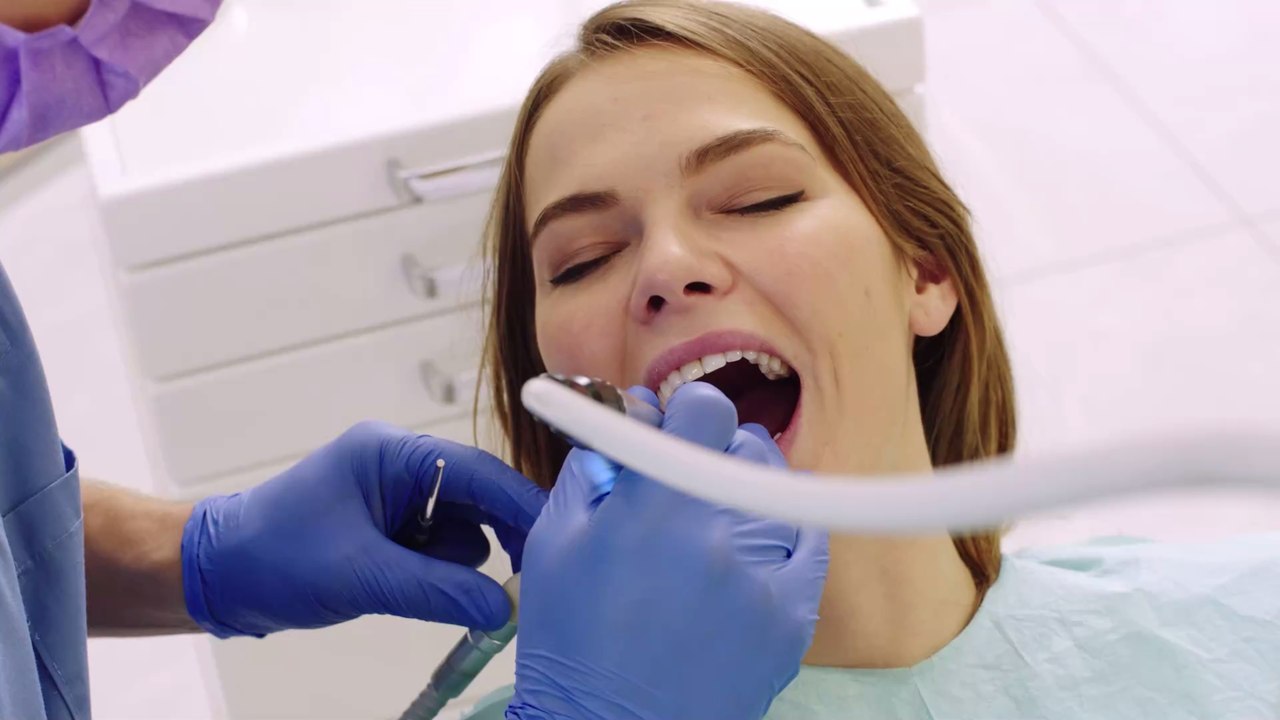 Zahnstein: 5 Hausmittel für belagsfreie Zähne