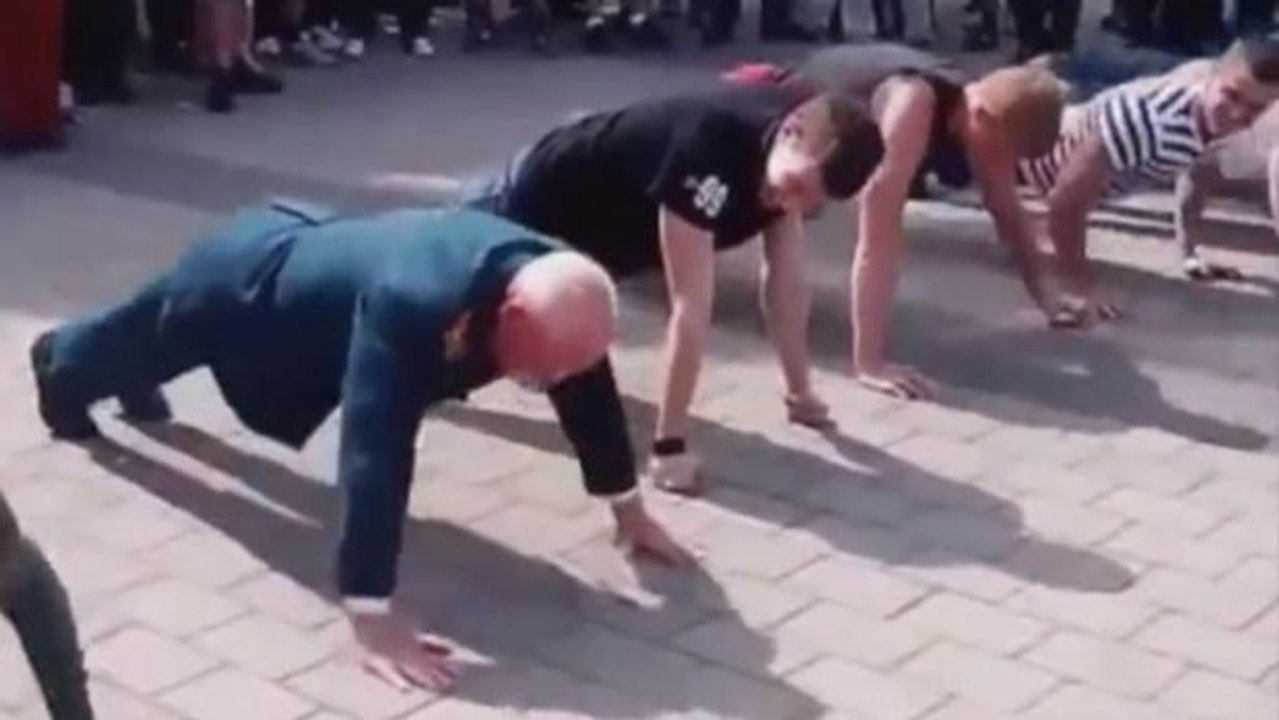 Ein 77-jähriger Veteran überrascht Jugendliche während eines Liegestützwettbewerbes in der Ukraine