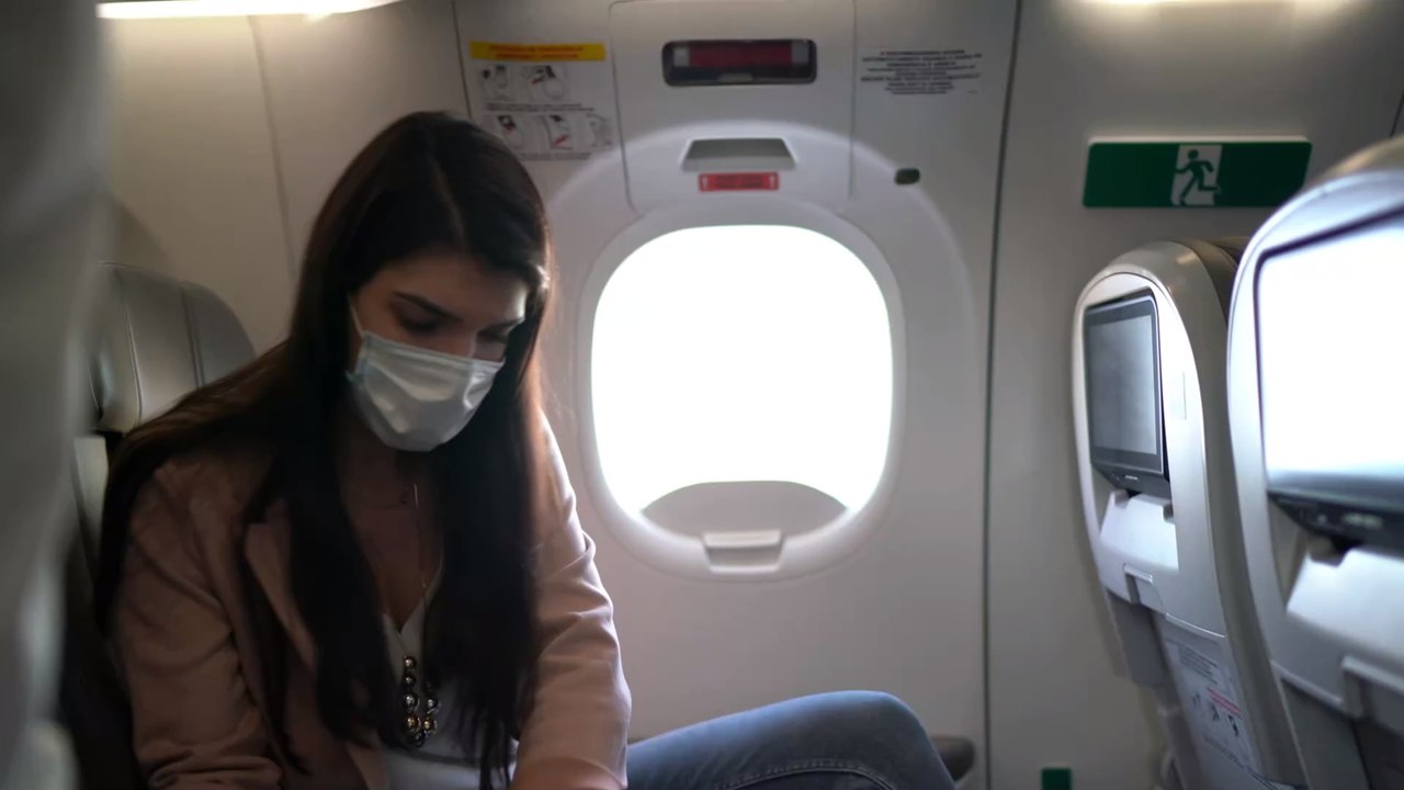 Hack fürs Fliegen: Frau zeigt, wie man ein Gratis-Gepäck im Flugzeug bekommt