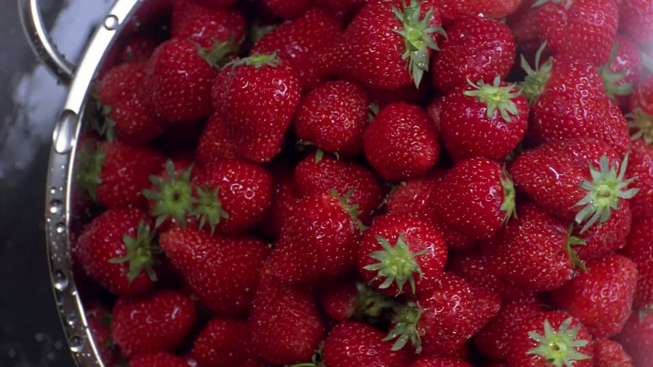 Dieser verrückte Zubereitungs-Tipp für Erdbeeren spaltet das Internet
