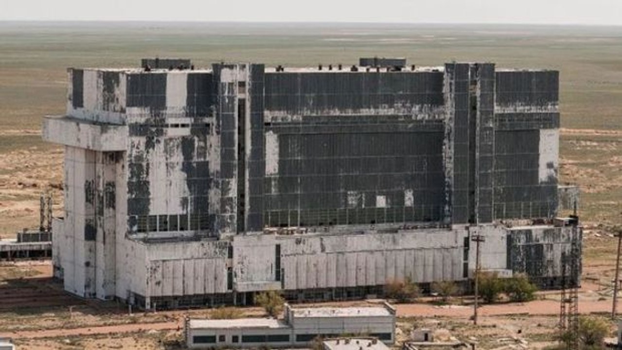 Kasachstan: space shuttles in verlassenem hangar