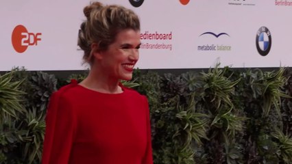Anke Engelke regt sich über Fleischersatz auf: "Vegane Wurst ist total bescheuert!"