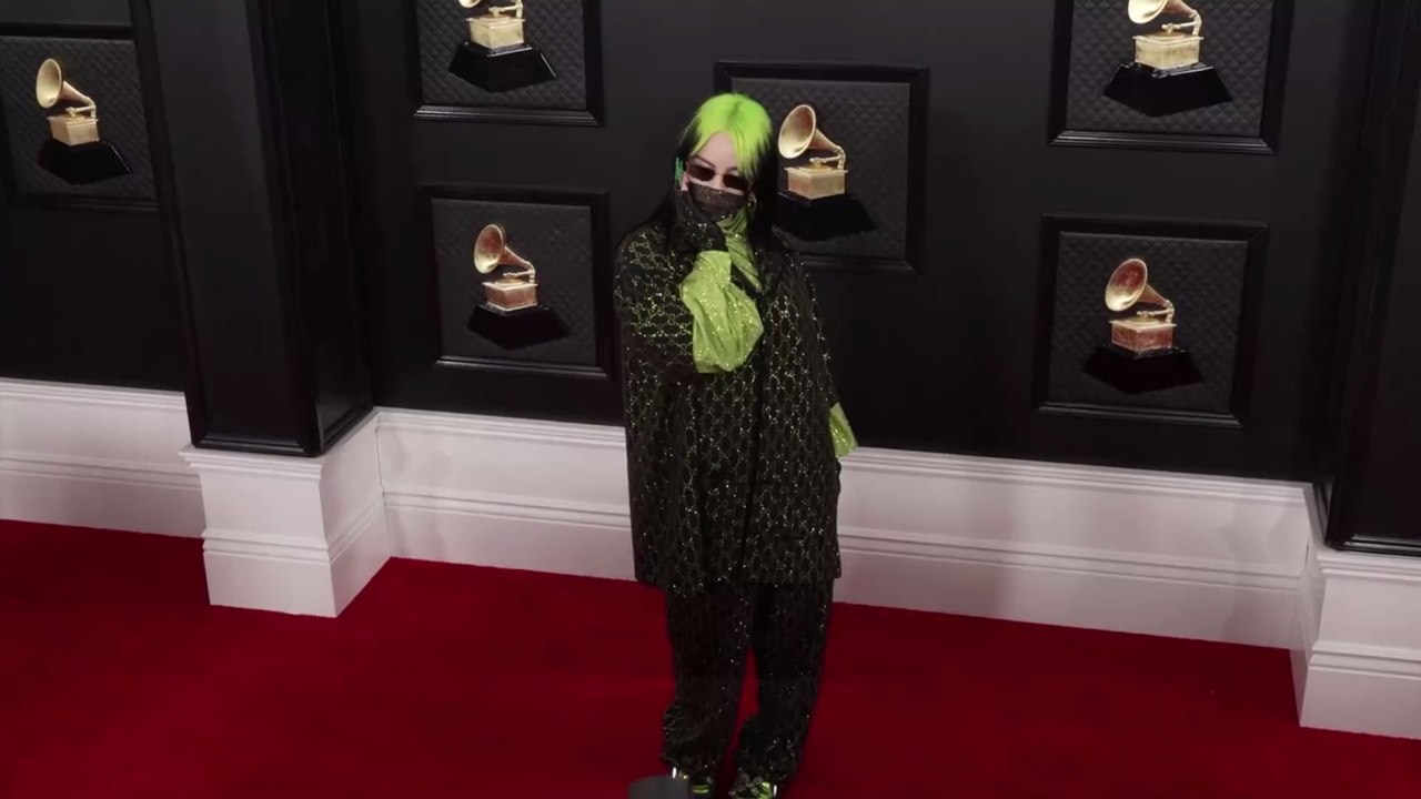 Hüllenlos: für ihr neues produkt zieht billie eilish blank