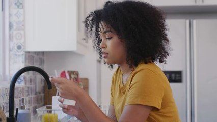 Joghurtdeckel abkratzen setzt Aluminium frei: Gefährden wir so unsere Gesundheit?