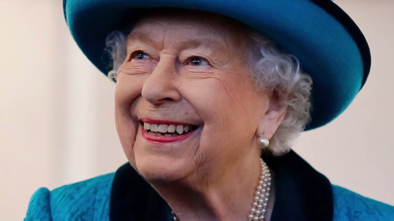 Queen erscheint zur taufe ihrer urenkel: rückenprobleme überstanden?