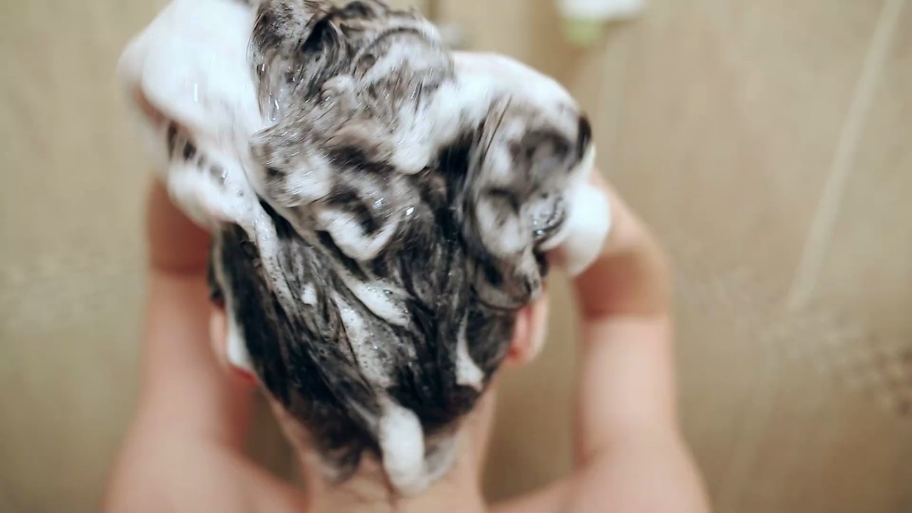 TikTok-Friseurin verrät, welche Stelle wir alle beim Haarewaschen vergessen