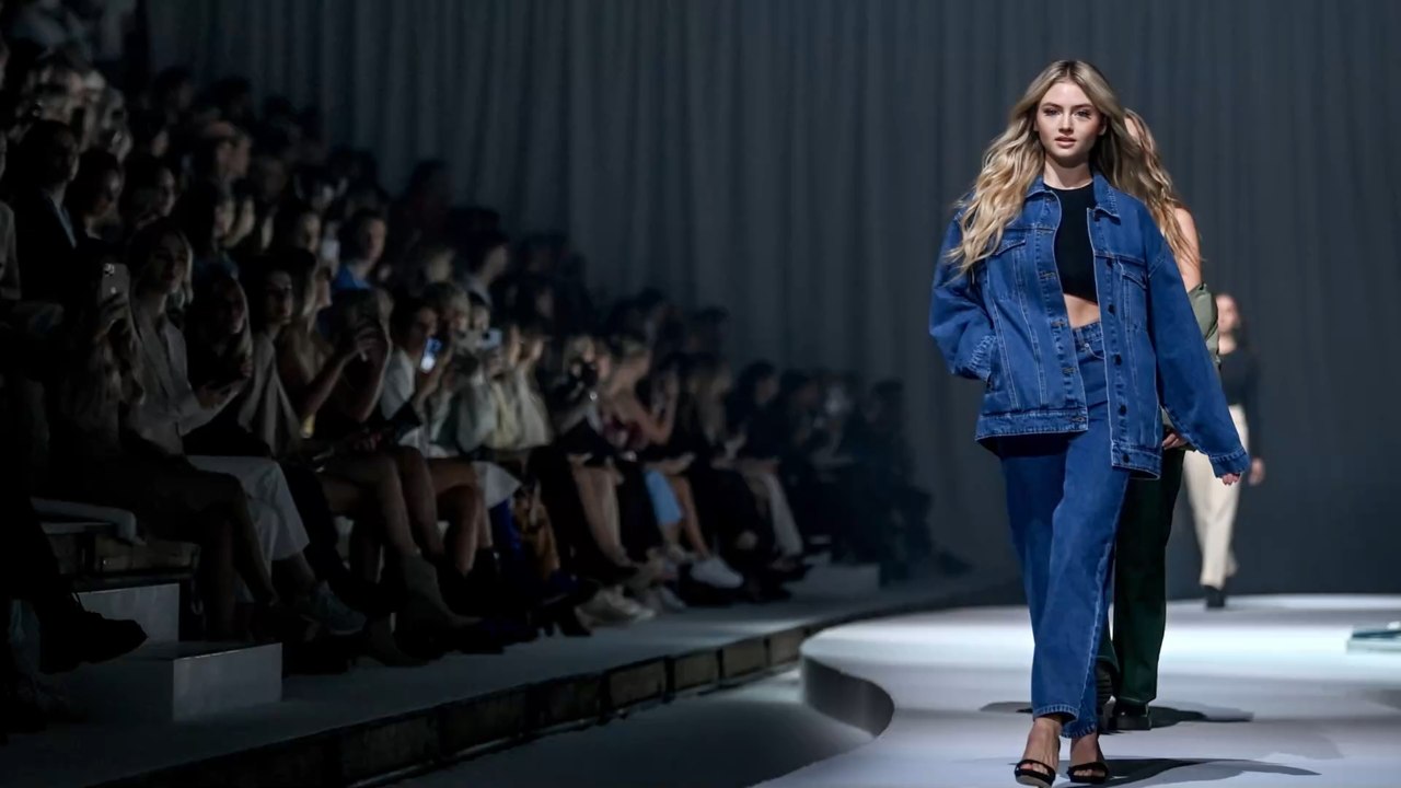 'Krone ans Haare genäht': Leni Klum hatte Angst vor Laufsteg-Debüt