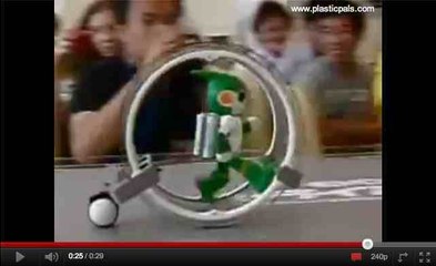 Un robot humanoïde s’entraine pour l'Iron Man d’Hawaii