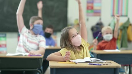 Experte schlägt Alarm: Das Durchimpfen von Erwachsenen verlagert das Infektionsrisiko auf Kinder
