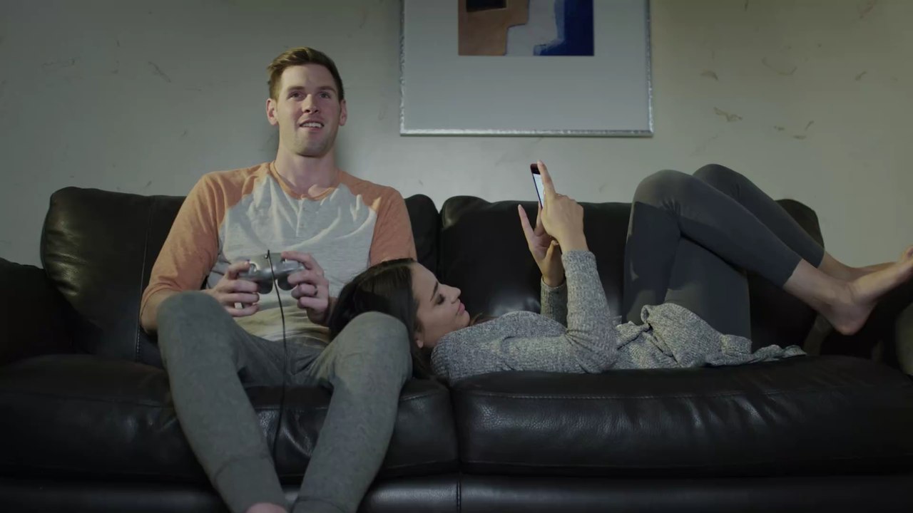 Beziehung mit einem Gamer? So schafft ihr es, dass er euch Aufmerksamkeit schenkt