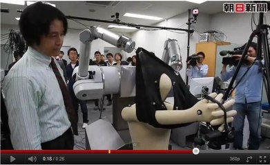 Un robot pour aider un homme à enfiler son t-shirt