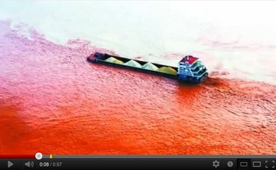 Chine : la rivière Yangtze a viré au rouge