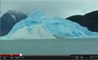 Un iceberg se retourne sous les yeux de touristes
