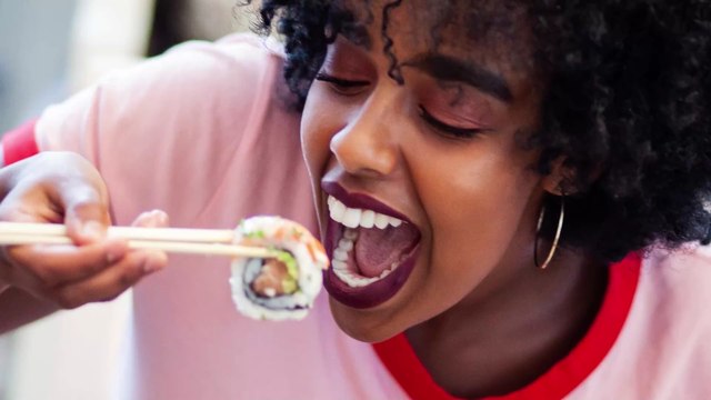 Das passiert, wenn man zu viele Sushis isst: Frau muss direkt ins Krankenhaus