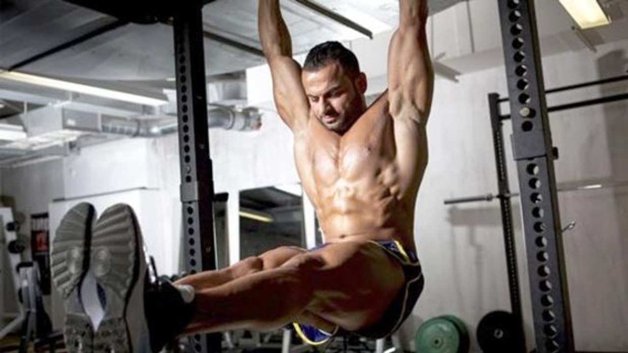 Bauchmuskeln: 7 Übungen für die Klimmzugstange