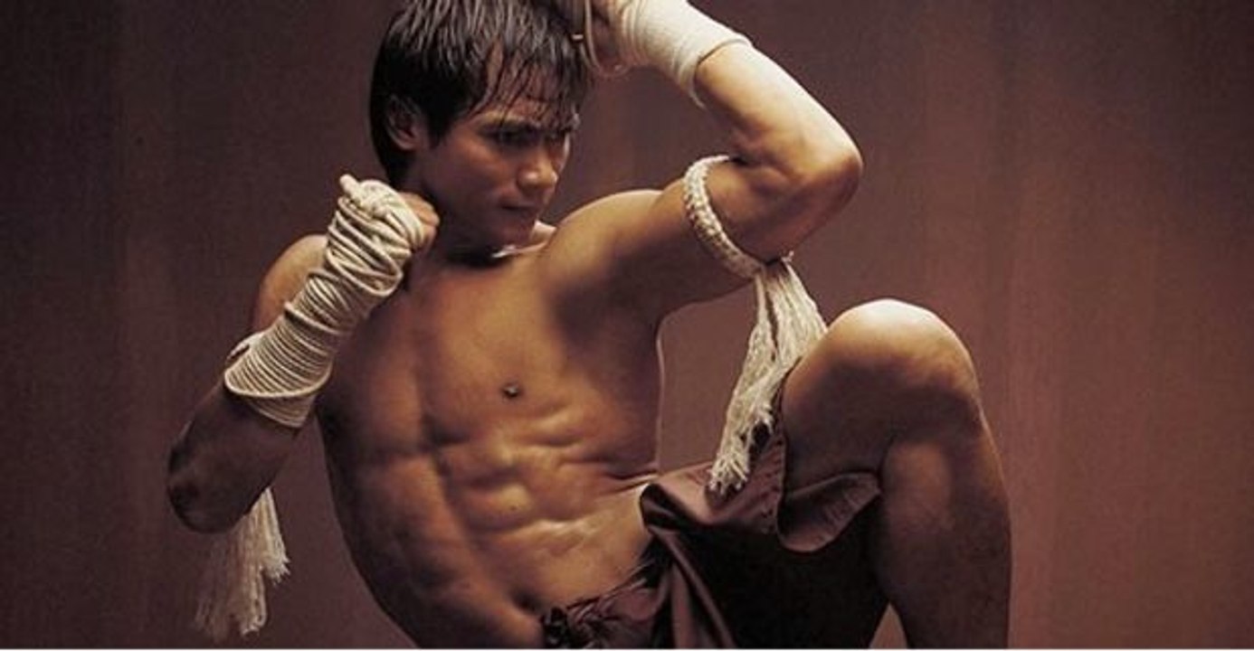 Kampfsport: Tony Jaa bei einer Kraftdemonstration im Ring