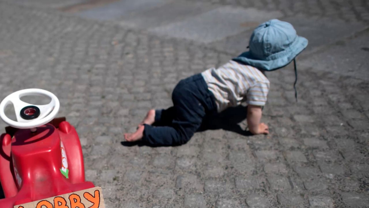 Kind fährt Frau mit Bobbycar an: Polizei startet Fahndung