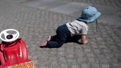 Kind fährt Frau mit Bobbycar an: Polizei startet Fahndung