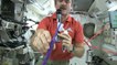 Le Canadien Chris Hadfield raccroche sa combinaison d'astronaute