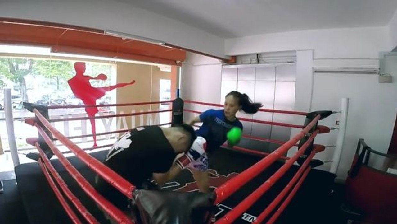 Diese Thaiboxerin gibt sich als Anfängerin aus, bevor sie ihr Verhalten ändert.